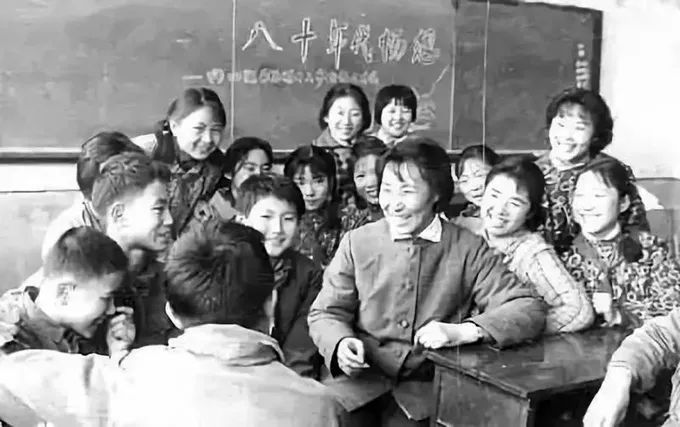 從教70年!93歲的她是無數(shù)老師的偶像(圖1) 從教70年!93歲的她是無數(shù)老師的偶像(圖1)
